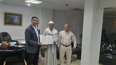 رئيس مدينة ديروط بأسيوط يسلم عقود تقنين أوضاع اليد على أراضي الدولة لمستحقيها