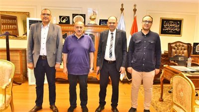 محافظ أسيوط يستقبل نائب رئيس الهيئة العامة للطرق والكباري لمناقشة الموقف التنفيذي لبعض المشروعات