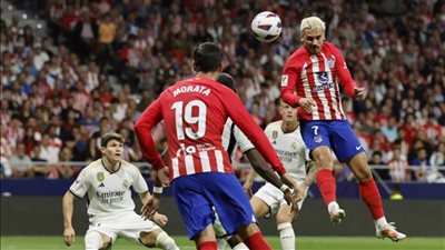 عاجل .. شغب وأعمال عنف توقف ديربي مدريد بين الريال وأتليتكو