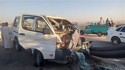 مصرع وإصابة 14 شخصا في حادث تصادم سيارتين بأسيوط 