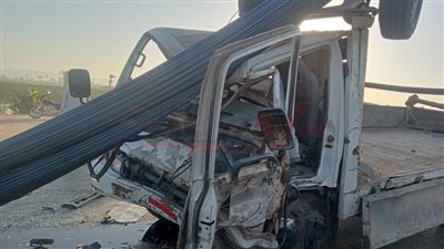 ننشر الصور الأولى لحادث تصادم سيارة نقل محملة بحديد التسليح وميكروباص بأسيوط