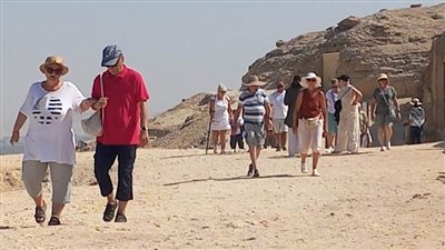 توافد سياحي غير مسبوق على مناطق المنيا الأثرية من جنسيات متعددة خارج الموسم الرسمي