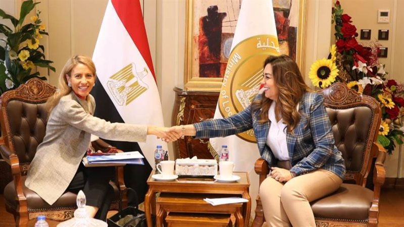 د.منال عوض تلتقي