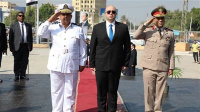 محافظ بني سويف يضع إكليل الزهورعلى النصب التذكاري للشهداء احتفالا بانتصارات أكتوبر