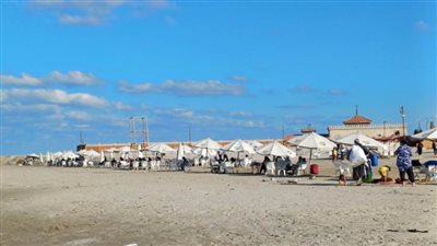 بالصور.. أبناء بورسعيد يقضون إجازة أكتوبر على الشاطئ