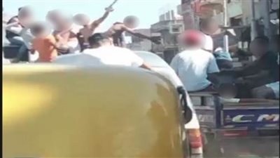 كشف ملابسات تداول فيديو بقيام مستقلي سيارتين ومركبة 