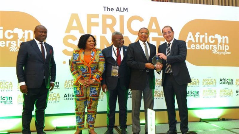 وزير المالية يتسلم