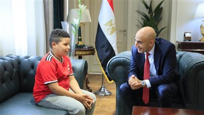 في لفتة إنسانية.. وزير التعليم يستقبل الطالب حمادة ويشيد باجتهاده