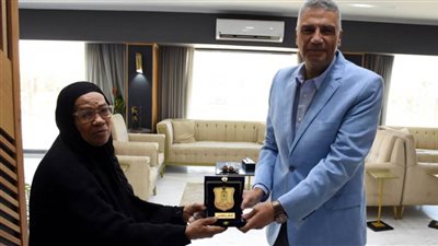 محافظ أسوان يكرم 