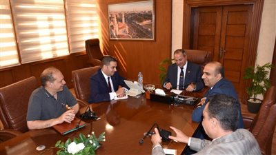 محافظ بورسعيد يبحث سبل التعاون مع وزارة البيئة في ملف النظافة 