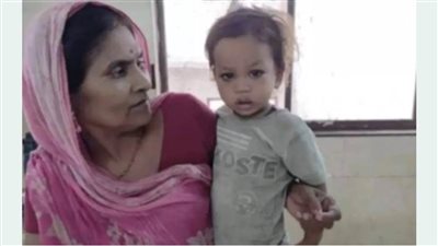 عاجل.. طفل رضيع يعض ثعبان كوبرا حتى قتله