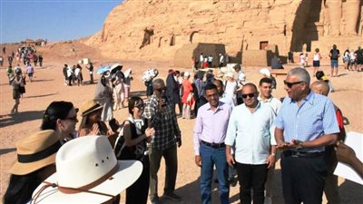 محافظ أسوان يشارك 4 ألاف سائح جولتهم داخل معبدى رمسيس الثانى بمدينة أبو سمبل السياحية