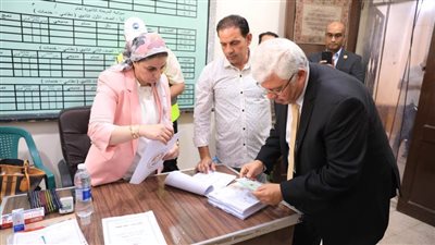 وزير التعليم العالي يُدلي بصوته في انتخابات مجلس الشيوخ 2025