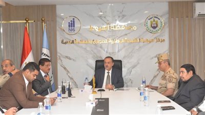 محافظ أسيوط يطمئن على انتظام لجان انتخابات مجلس الشيوخ وسير العملية الانتخابية