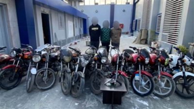   سقوط 3 عاطلين لارتكاب سرقة الدراجات النارية وسيارة في قبضة الأمن