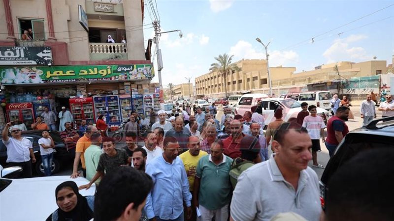 توافد المواطنين علي