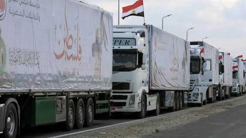 شاحنة مساعدات تدخل