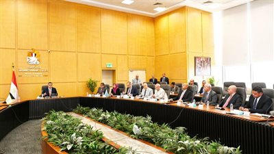 وزيرالاسكان يجتمع مع لجنة تخصيص الوحدات للموظفين بالعاصمة الإدارية الجديدة