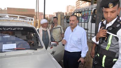 محافظ أسيوط يتفقد مجمع مواقف المعلمين للتأكد من الالتزام بالتعريفة الجديدة