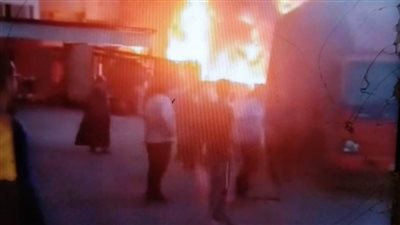 النيابة تعاين موقع حريق مخزن مشروبات غازية بفاقوس بالشرقية