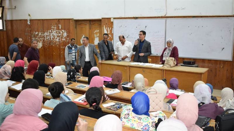 رئيس جامعة بنها مع