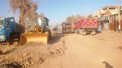 محافظ أسوان يعلن بدء العمل في مشروع رصف طريق إدفو/مرسى علم بطول 10كم