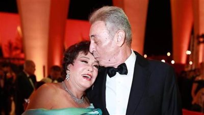 لقطة عفوية تجمع محمود حميدة ولبلبة علي السجادة الحمراء