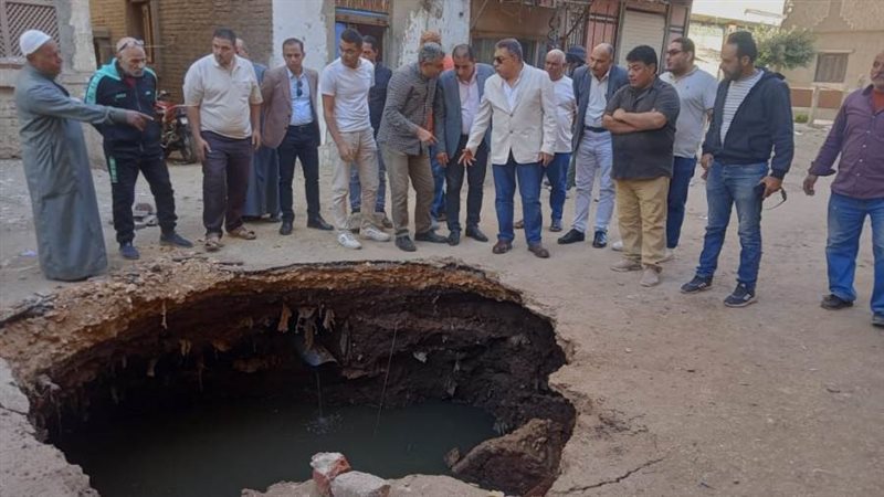 محافظ الدقهلية أثناء