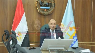 تغيير الأسلاك والأعمدة والعوازل المتهالكة بكفر الشيخ 