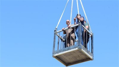 رئيس جامعة سوهاج يتابع أعمال التغطية للصالة الرياضية