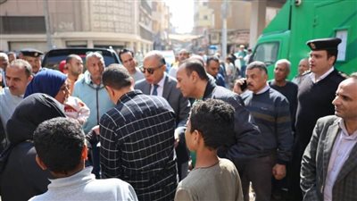 ضمن مبادرة بداية.. محافظ المنيا يتفقد منفذ مؤسسة حياة كريمة لتقديم السلع بأسعار مخفضة