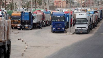 إعلام عبري: 900 شاحنة مساعدات لقطاع غزة عالقة عند معبر كرم أبو سالم