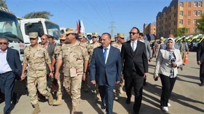 محافظ أسيوط وقائد قوات الدفاع الشعبي والعسكري يتفقدان اصطفاف المعدات والسيارات للتأكد من جاهزيتها للأزمات 