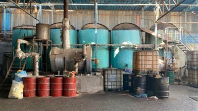 ضبط مصنع بدون ترخيص لإعادة تدوير هالك زيوت السيارات وإعادة بيعها باستخدام علامات وهمية بالشرقية