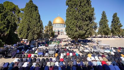 عشرات آلاف المصلين يؤدون صلاة الجمعة في المسجد الأقصى