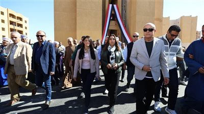 وزيرتا التنمية المحلية والتخطيط ومحافظ الأقصر يشهدون تسليم 100 وحدة سكنية