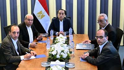 رئيس الوزراء يستعرض الرؤية الشاملة واستراتيجيات تطوير شركة مصر للطيران