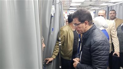 خلال جولة مفاجئة.. رئيس جامعة بنها يحيل طبيبين بالمستشفى الجامعى للتحقيق