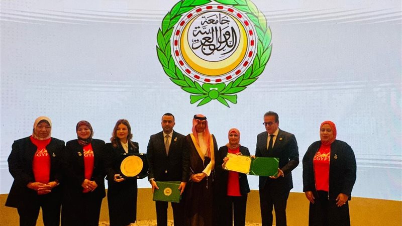 وزير الصحة خلال استلام