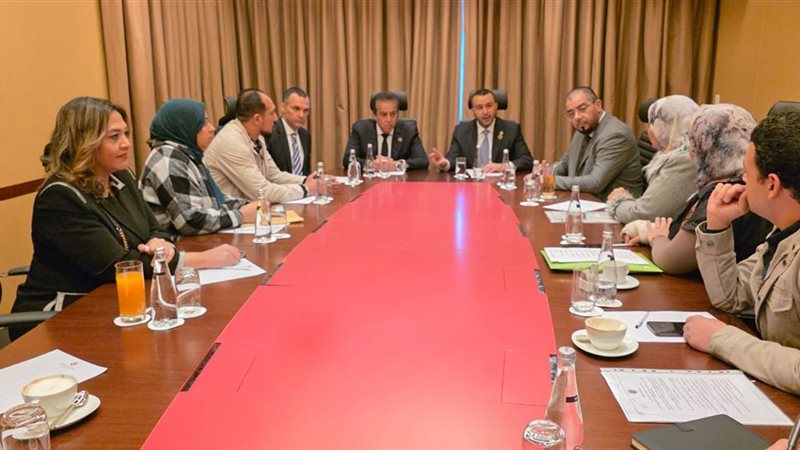 اجتماع وزير الصحة