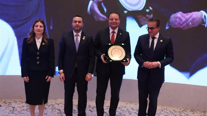 خلال تسليم تكريم