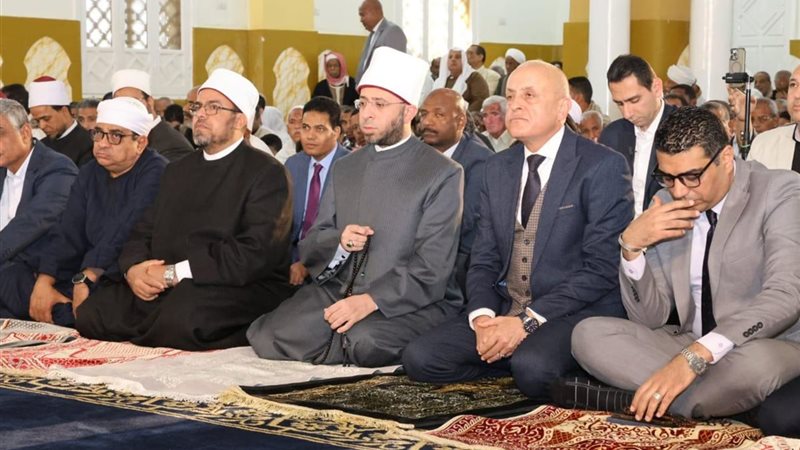 الوزير والمحافظ خلال