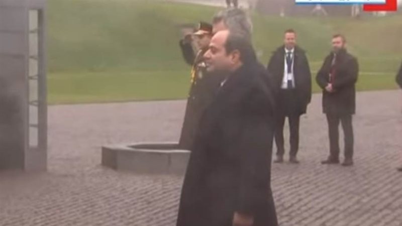 الرئيس السيسي يضع