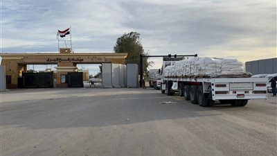 الهلال الأحمر يمد غزة بمساعدات شتوية عبر قافلة «زاد العزة» الـ98 