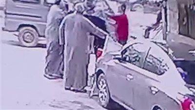 كشف ملابسات تداول فيديو بتعدي بعض الأشخاص بالضرب على مالك مطعم مأكولات 