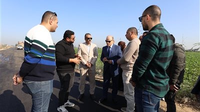 محافظ كفرالشيخ يتفقد أعمال الرصف بطريق كوبري الزاوية الفيروز بالرياض