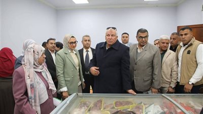 محافظ الوادي الجديد يتفقد المجمع الاستهلاكي للخدمات الذكية 