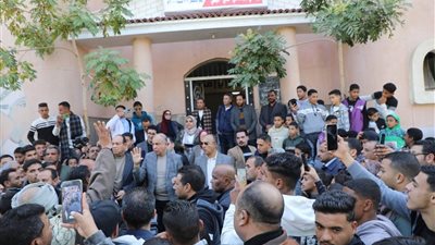 محافظ المنيا يلتقي أهالي قرية البرشا بمركز ملوي ويوجه بحل مشاكلهم