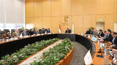 وزير الإسكان يتابع موقف مشروعات 