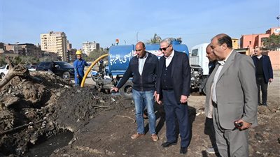 محافظ الغربية يعاين معالجة مشكلات الصرف الصحى فى 